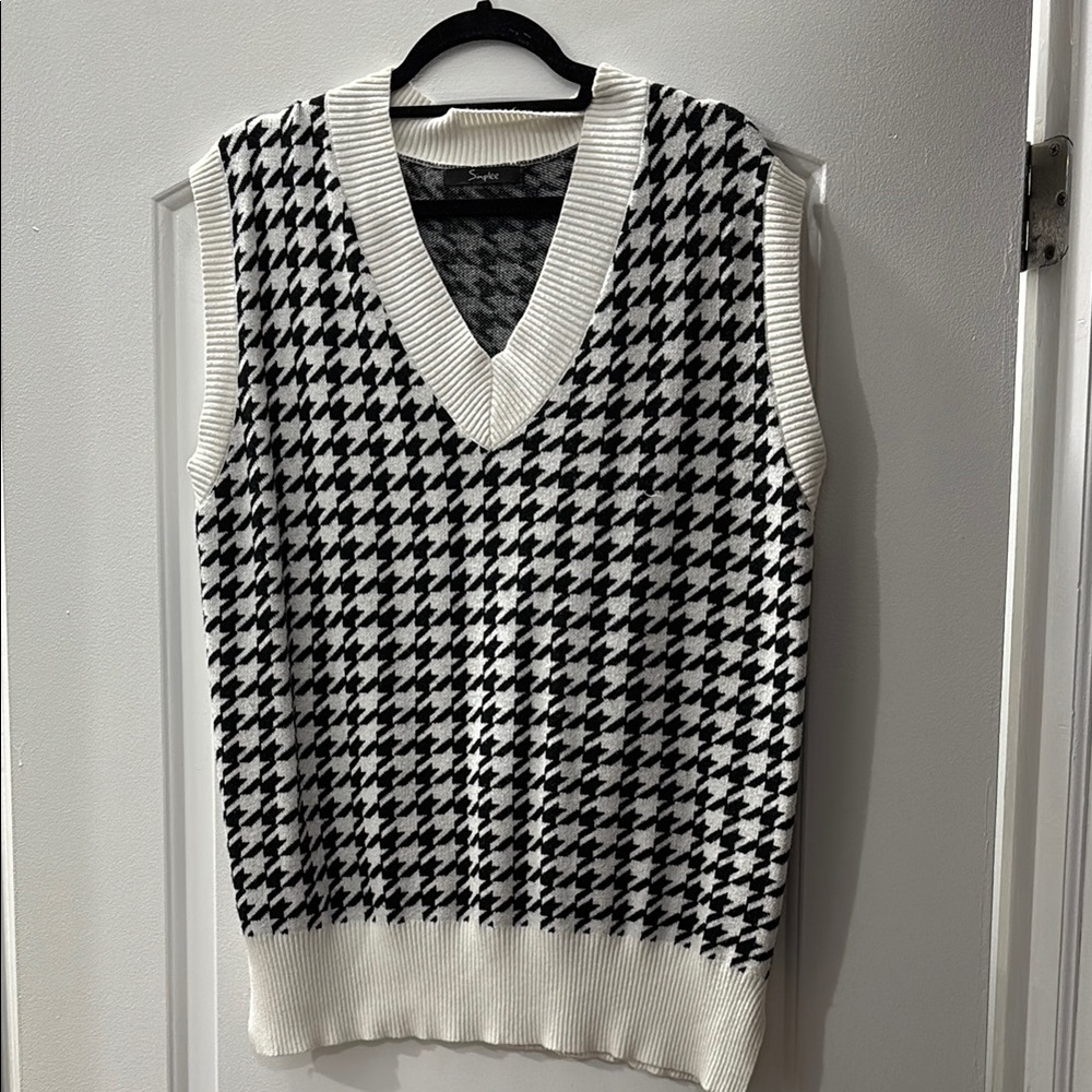 Classic Black and White V-Neck Sweater with Houndstooth Pattern
